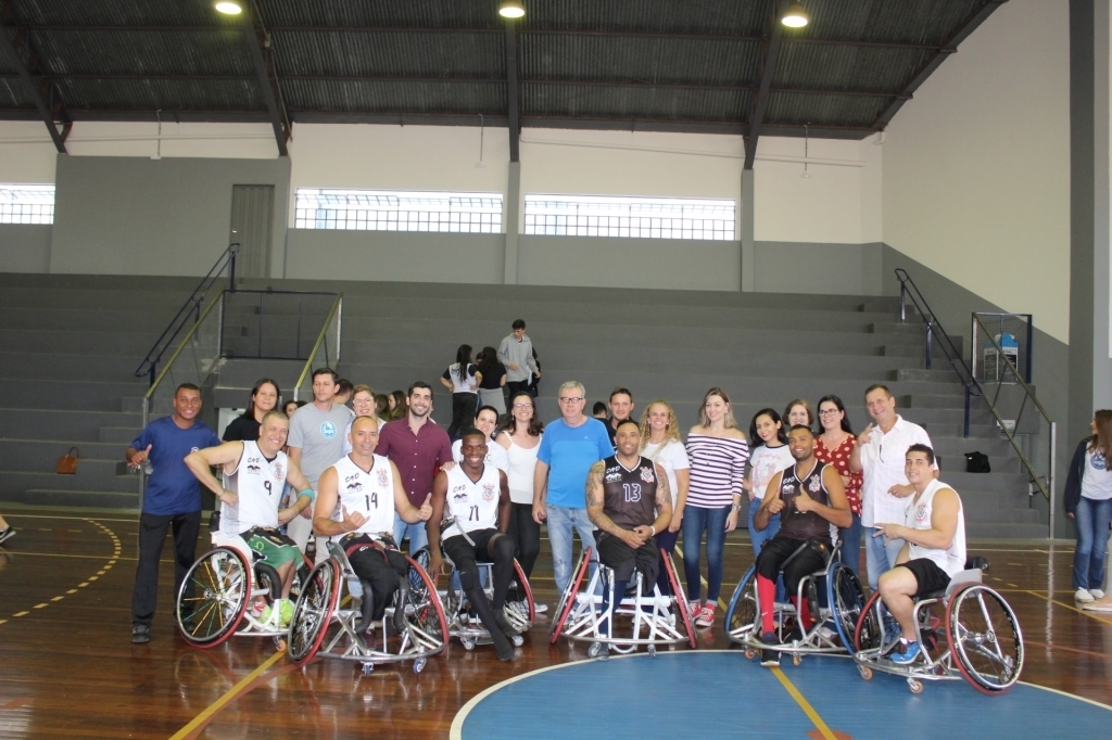 Equipe de funcionários e professores do Anglo de Jales com  jogadores do Clube Amigos dos Deficientes