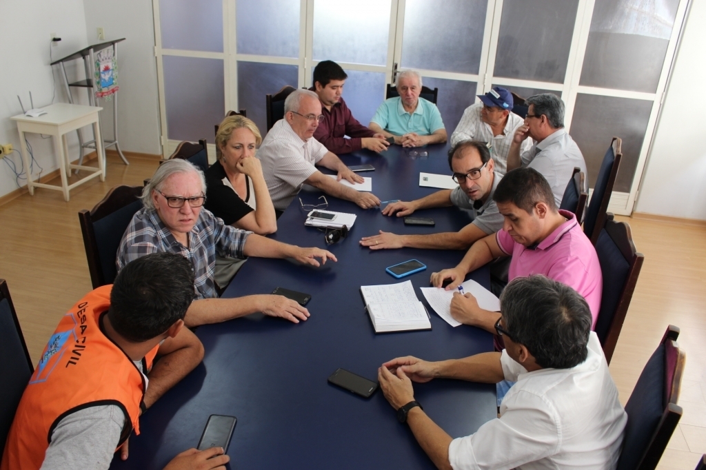 Reunião de emergência no gabinete do prefeito