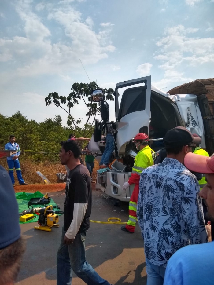 Caminhoneiro de São Francisco morre em acidente entre carretas