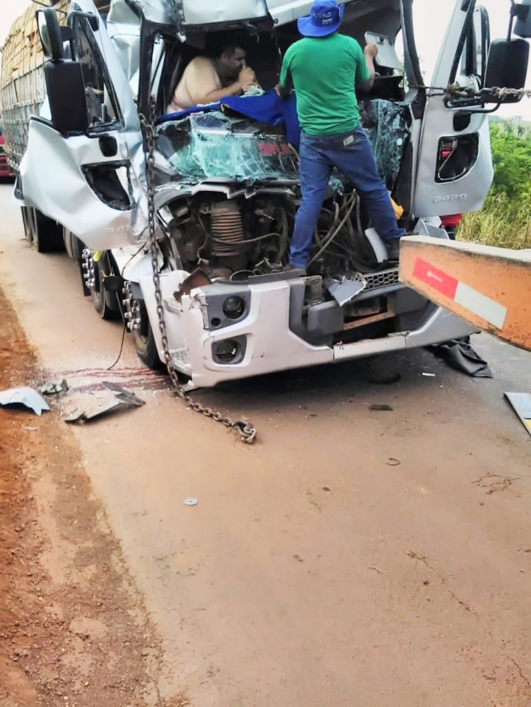 A frente da carreta ficou totalmente destruída com a colisão