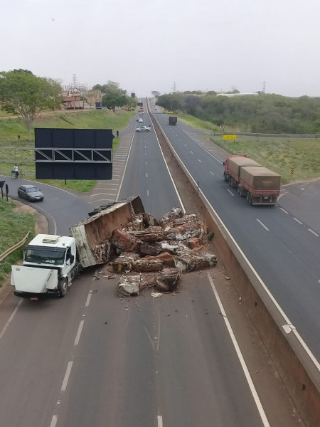 Carreta carregada com sucata tomba e interdita rodovia na região