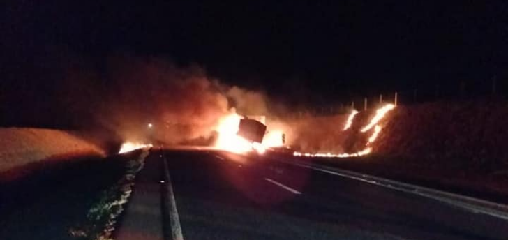 Carreta pega fogo na Rodovia Euclides da Cunha em Urânia