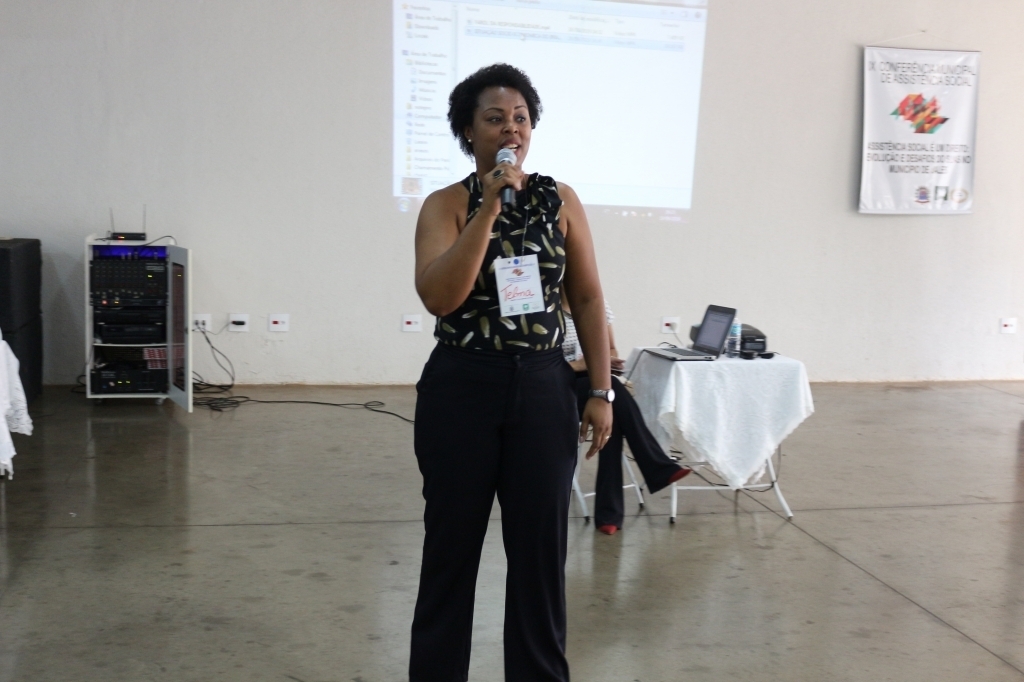 A assistente social de Sud Menucci, Telma Gomes Nascimento, ministrou palestra sobre tema “Assistência Social é um direito: evolução e desafios do SUAS no município de Jales”