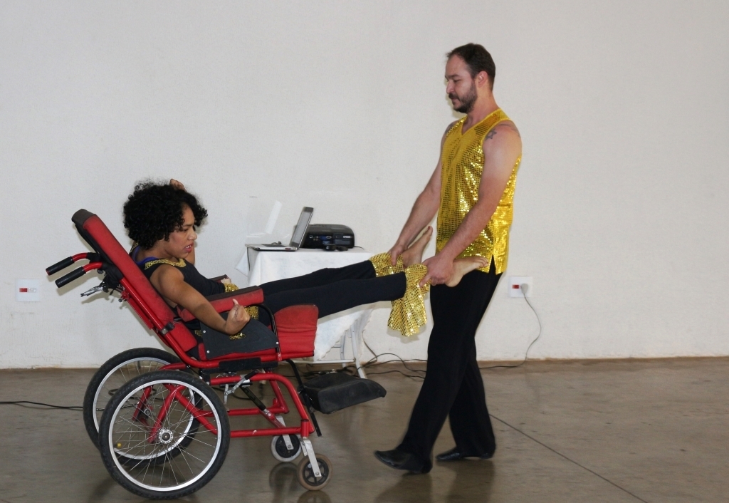 Apresentações artísticas de alunos da APAE emocionaram o público que esteve no Centro Pastoral
