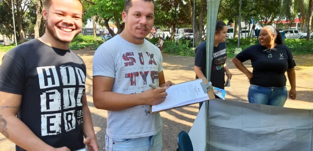 A população de Jales que estava presente na Praça João Mariano de Freitas, colaborou com o abaixo assinado do manifesto