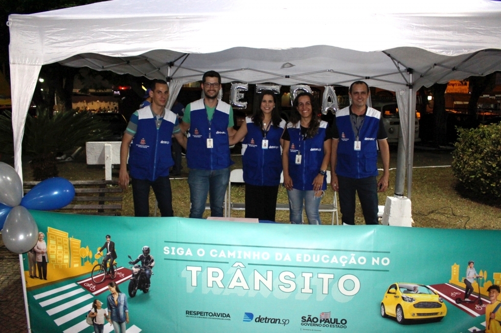 A equipe do DETRAN-SP durante ações na Feira do Agronegócio da Uva e do Mel