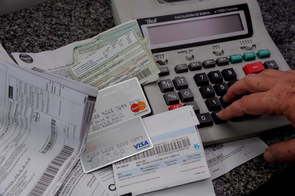 Endividamento e inadimplência do consumidor têm alta em agosto