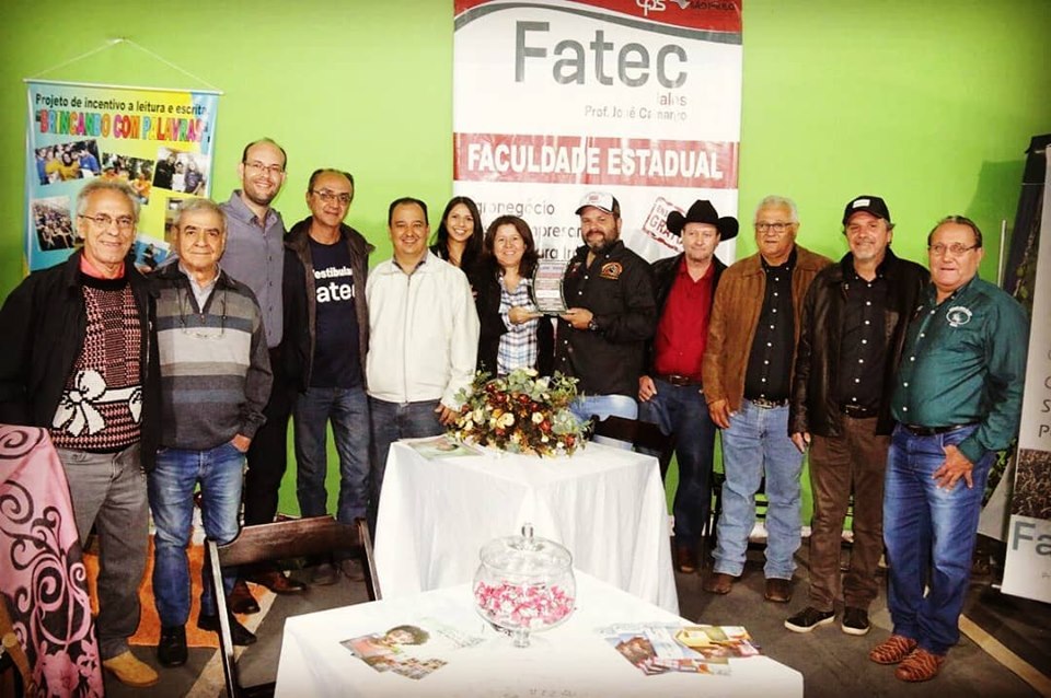 Autoridades municipais e equipe da Fatec no stand da faculdade montado no pavilhão da 16ª FICAU durante a 29ª Festa do Peão de Urânia