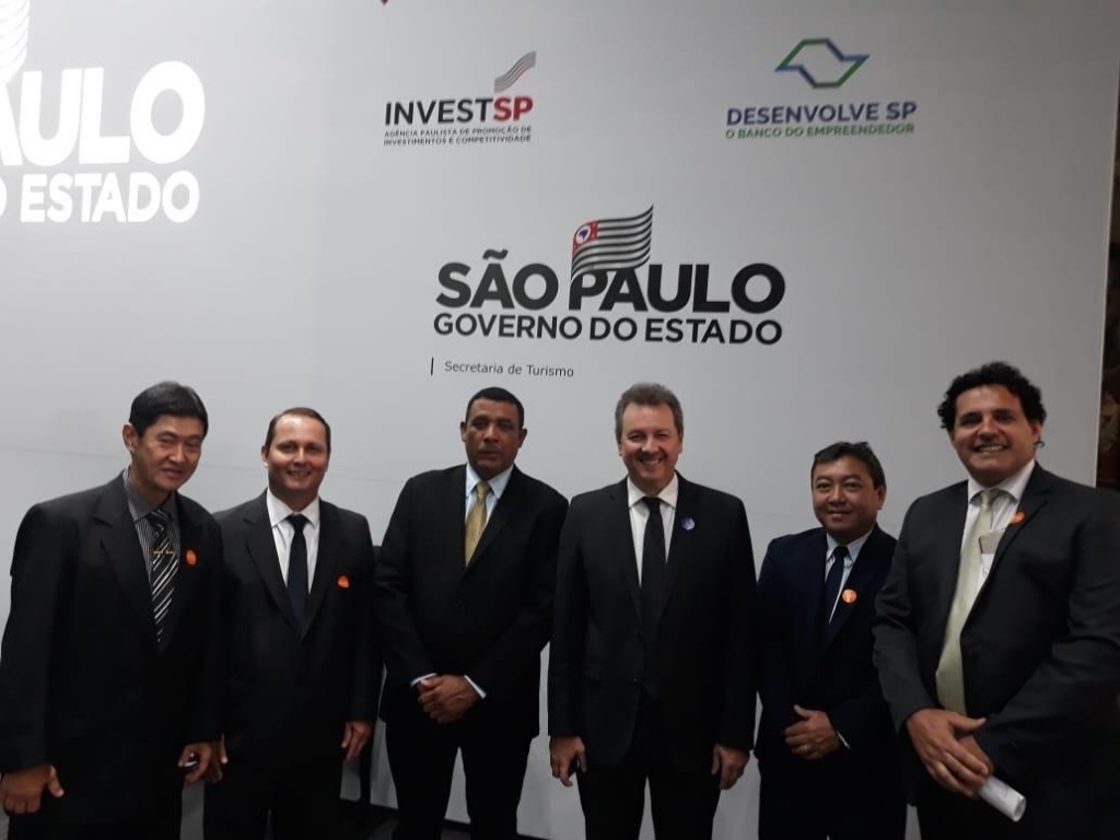 Com o prefeito Flá estavam os vereadores Bismark Kuwakino, Vagner Selis, Deley Vieira dos Santos, Fábio Kazuto e Luiz Henrique Viotto