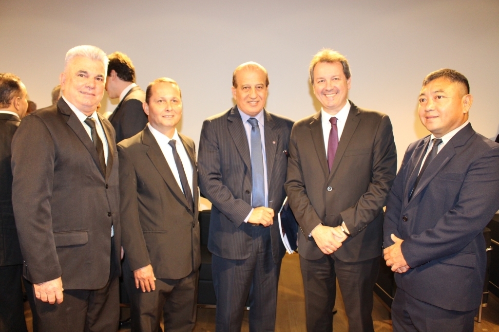 O prefeito Flá, o ministro do TCU, Augusto Nardes e os vereadores de Jales, João Zanetoni, Vagner Selis e Fábio Kazuto