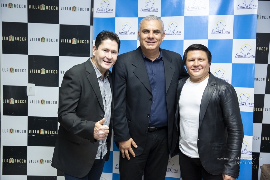 O provedor Júnior Ferreira, entre a dupla sertaneja