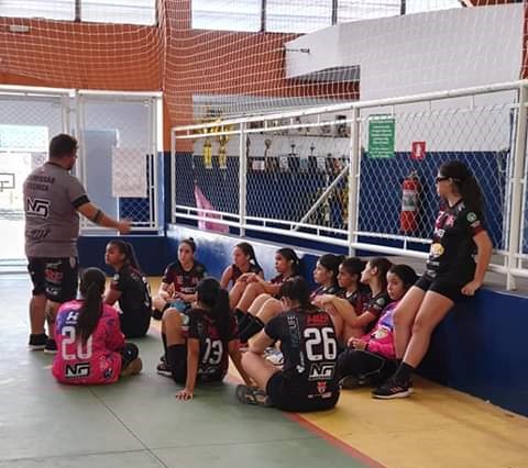 O treinador Eduardo Matheus, o Du Bola, instruindo as jogadoras do Infantil Feminino