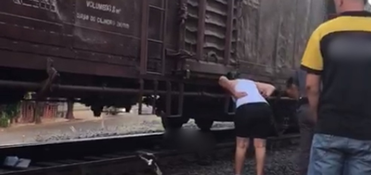 Idosa sobrevive após ser atropelada por trem em região