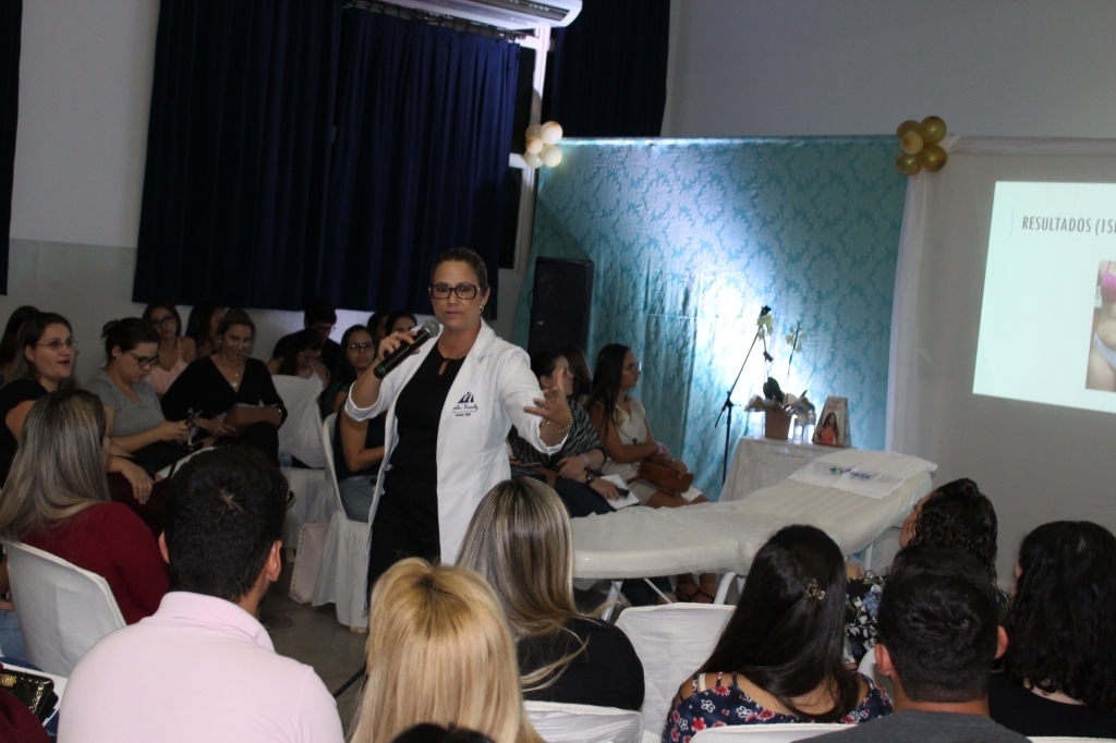 No segundo dia a palestrante Angélica Giardini falou sobre “Protocolo Caviredux”