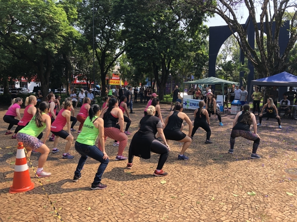 Muitas pessoas passaram pela Praça Euphly Jalles e prestigiaram as atividades promovidas pelo Projeto Mexa-se