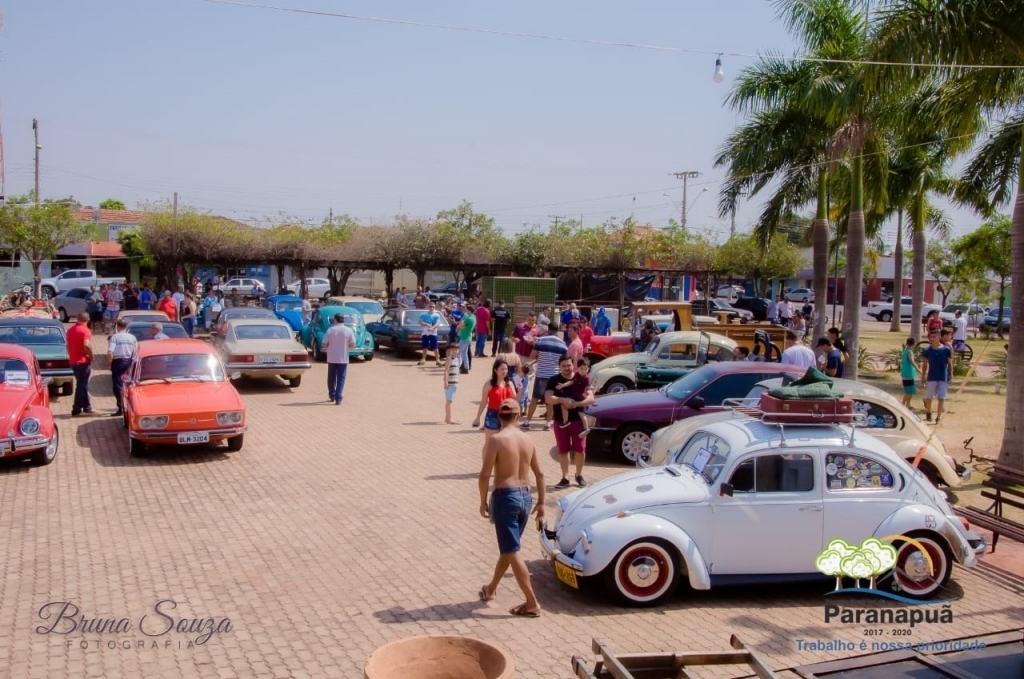 O 2º Encontro de Carros Antigos na Praça Ulisses Costa