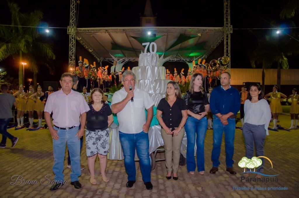 O prefeito Sergio Polarini (ao centro), rodado pelos vereadores (à esquerda), a primeira dama, Arlete Polarini (à direita), seguida pelo vice-prefeito Rolemã e sua esposa