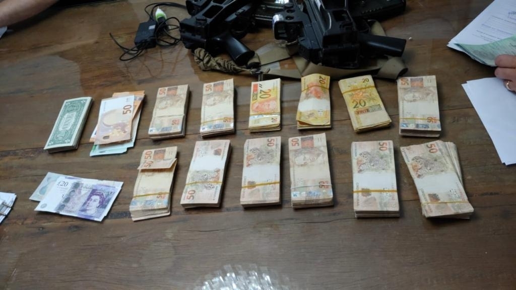 Dinheiro apreendido na casa de um dos investigados