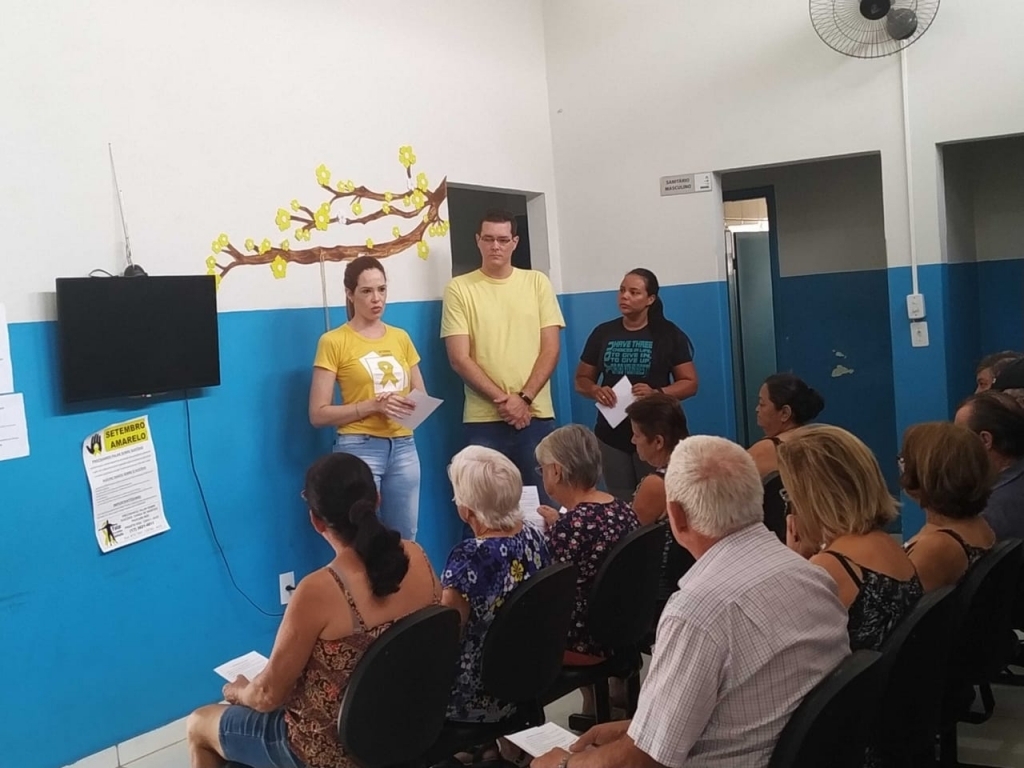 A psicóloga do Núcleo Ampliado de Saúde da Família – NASF, Éllen Shumiski instruiu os presentes na ESF Francisco Xavier Rego sobre a importância da prevenção ao suicídio