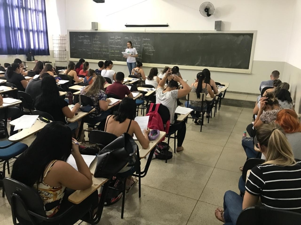 Professora da Unijales ministra aula gratuita e prepara alunos para concurso
