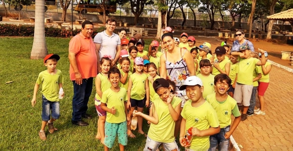Santa Albertina: Alunos plantam mudas no balneário municipal em comemoração ao Dia da Árvore