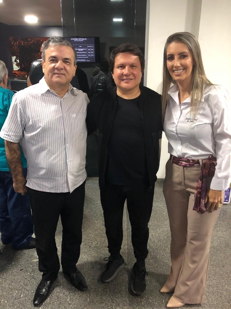 Dr. Carlos Alberto (departamento jurídico da Santa Casa), o cantor Giovani e a supervisora assistencial Ana Lúcia