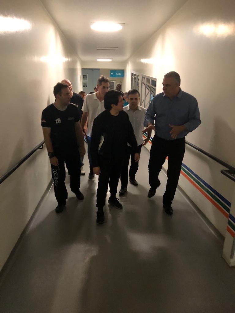O provedor Junior Ferreira levou Giovani para conhecer a infraestrutura da Santa Casa de Jales