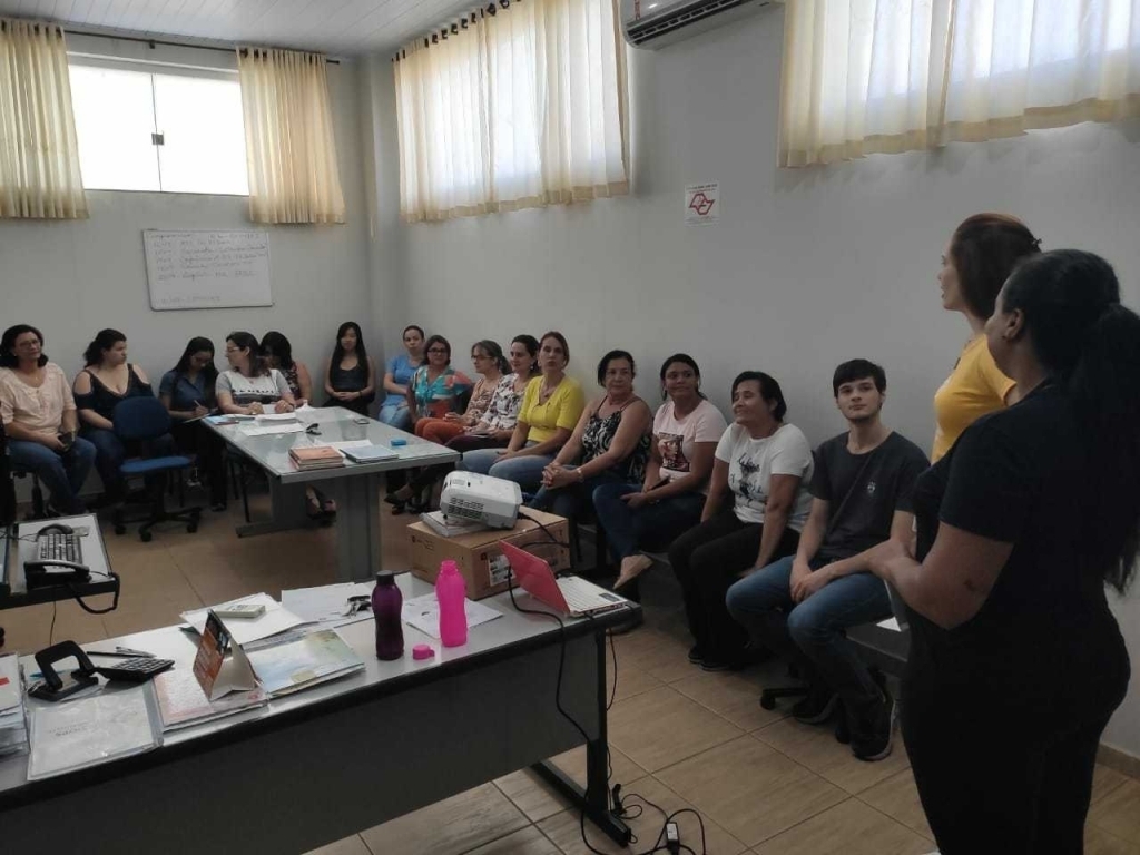 A psicóloga, Éllen Shumiski e a educadora física, Grazieli de Souza explicaram sobre comportamentos, riscos e formas adequadas para auxiliar pessoas com indícios suicidas