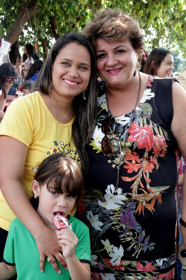 Franciele Ferreira e a filha Sofia com a supervisora de ensino, Adriana Campos
