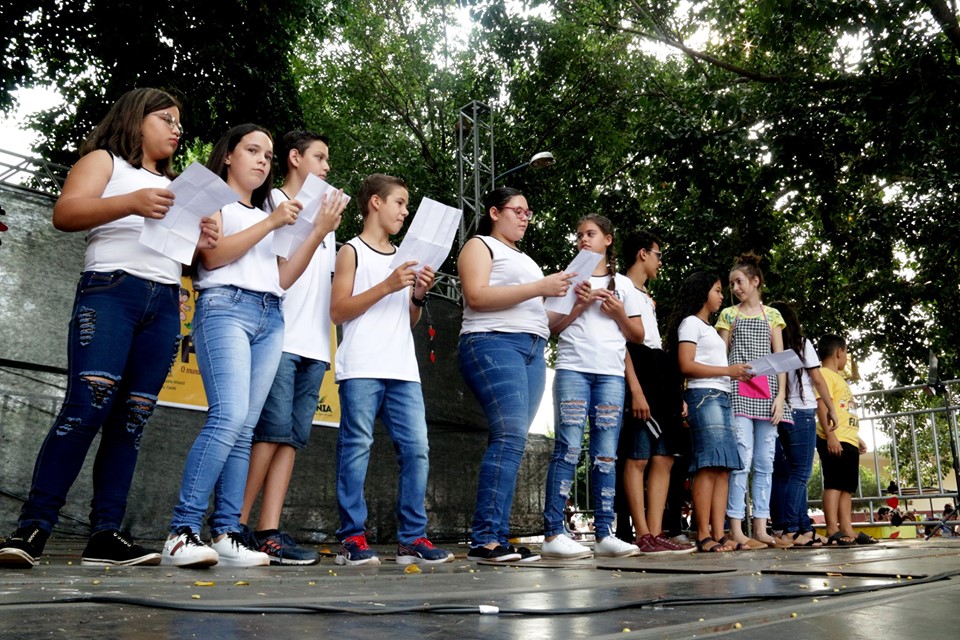 Alunos da Escola Estadual Akió Satoru interpretaram a música A Paz, da banda Roupa Nova