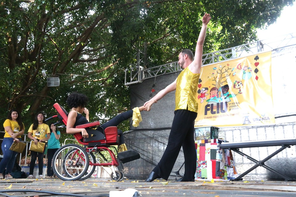 A aluna da Apae Jales, Flavia Carolina de Oliveira e o seu colaborador Éferson Palácios Bersanete deram um show no palco do FLIU