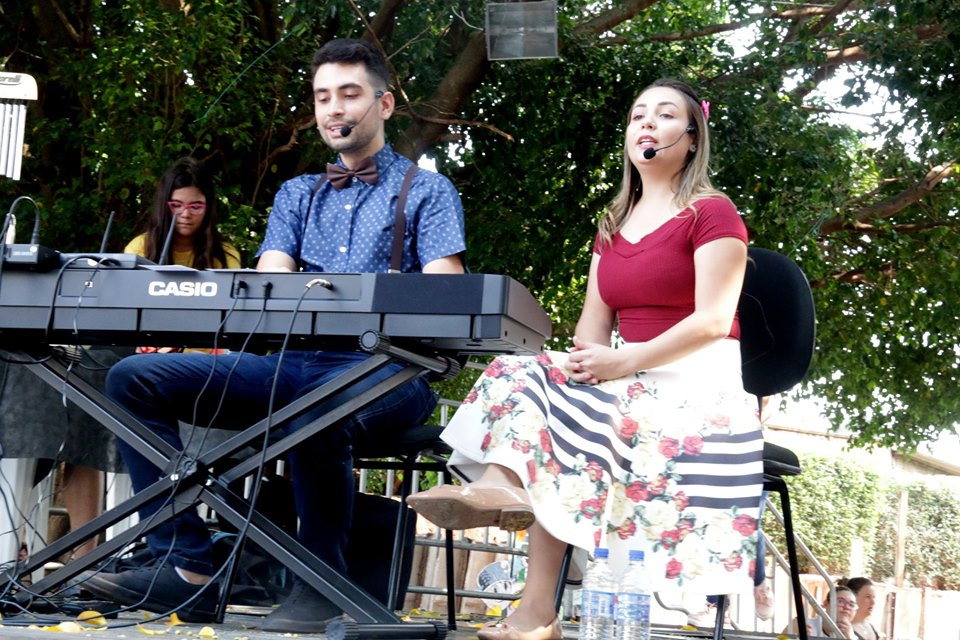 O poeta, escritor e músico André Gandolfo e Karen Rodrigues apresentaram o projeto Cantar e Contar