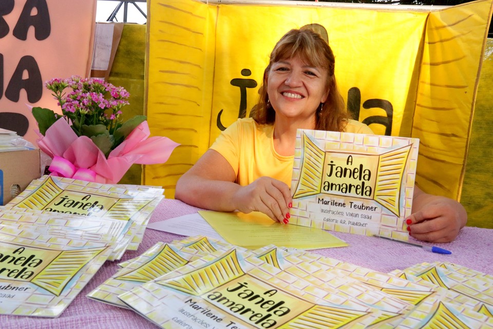 A escritora uraniense Marilene Teubner com seu novo livro, lançado no FLIU, A Janela Amarela
