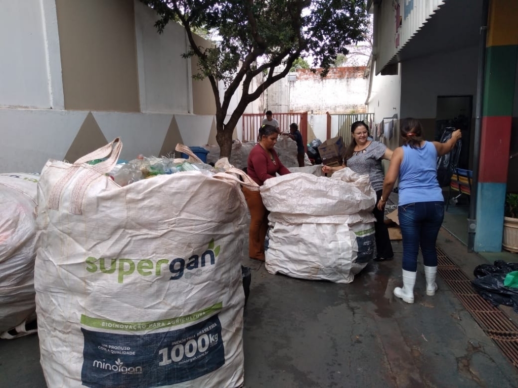 A separação dos materiais recicláveis, colocados em bags para o transporte