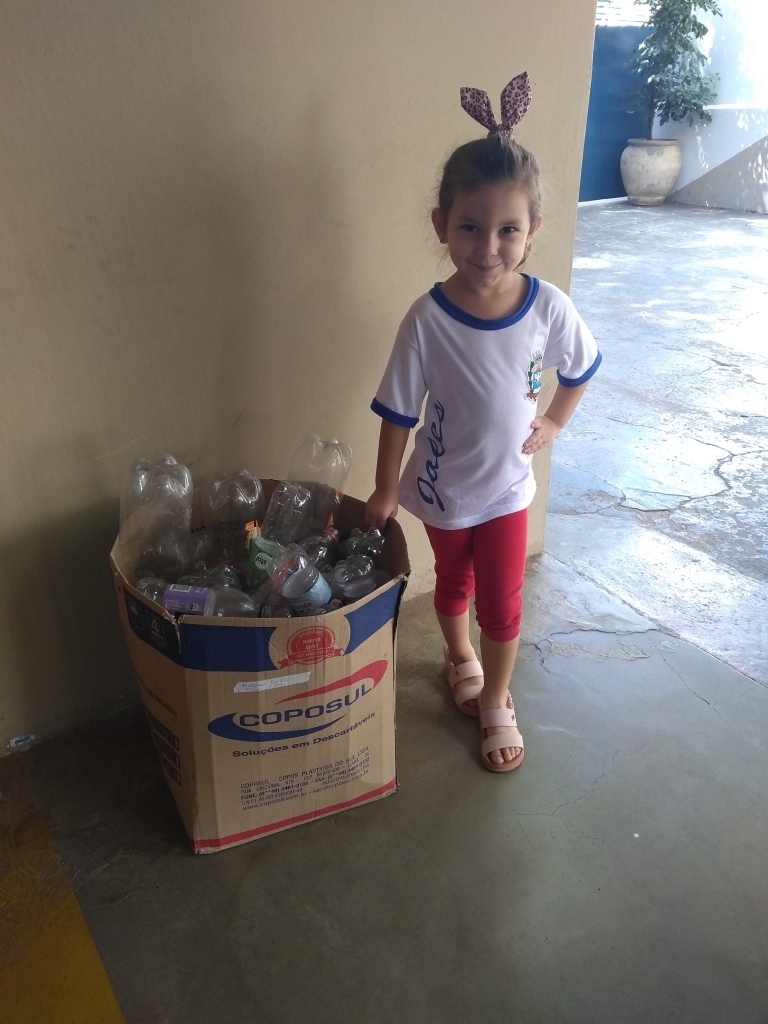 Os alunos levaram os materiais de casa para a escola para participar do projeto educativo