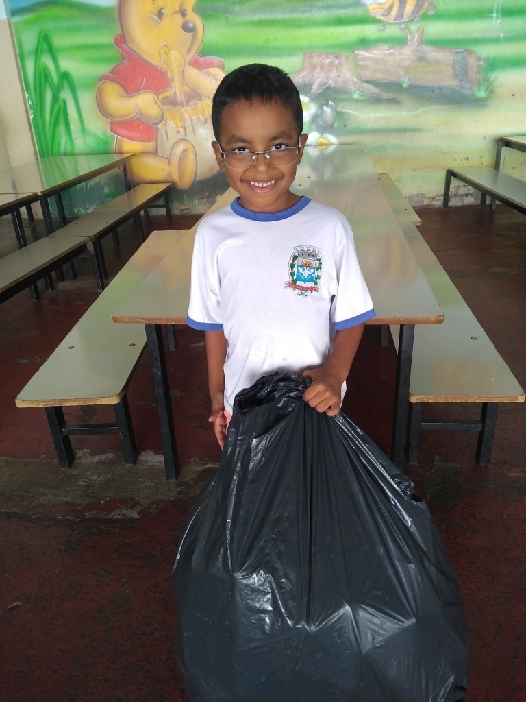 Os alunos levaram os materiais de casa para a escola para participar do projeto educativo