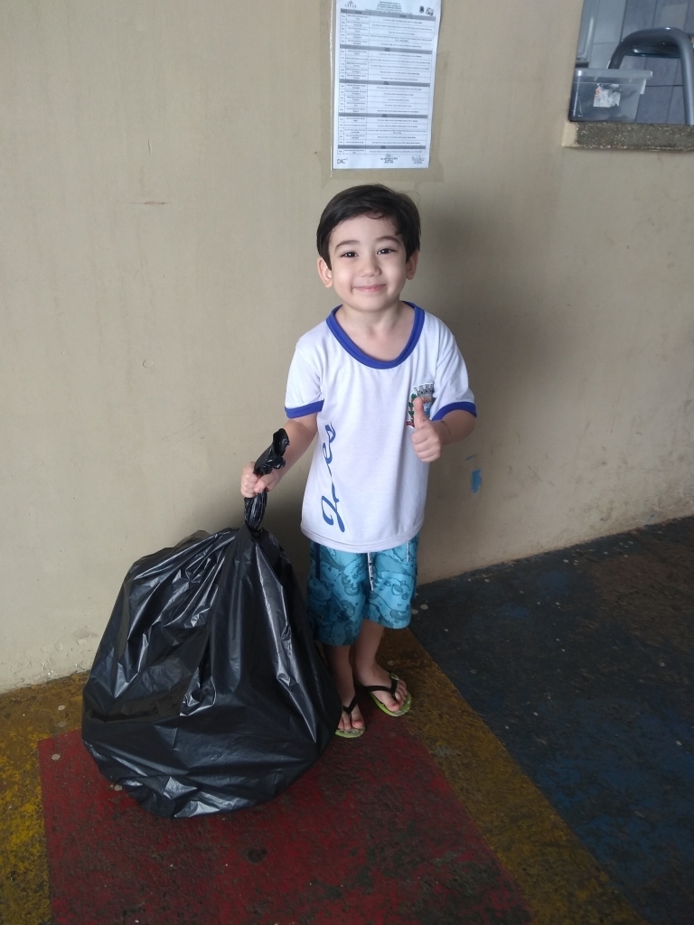 Os alunos levaram os materiais de casa para a escola para participar do projeto educativo