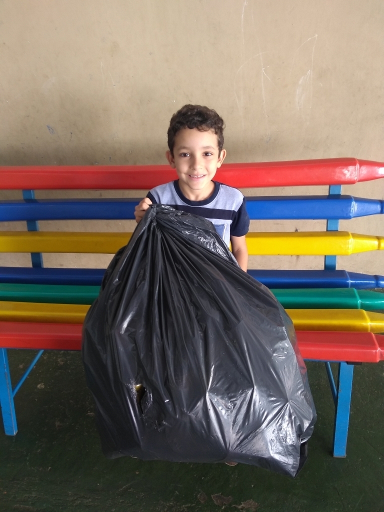 Os alunos levaram os materiais de casa para a escola para participar do projeto educativo