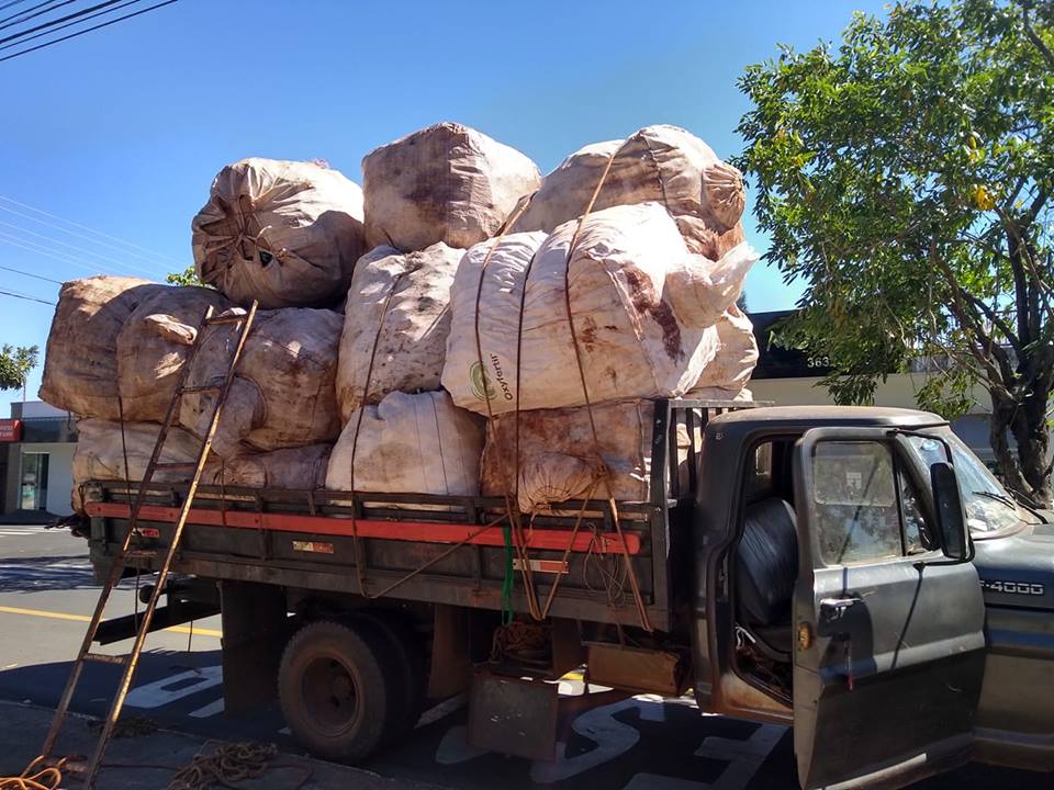 Um dos caminhões carregados com os recicláveis saindo da escola