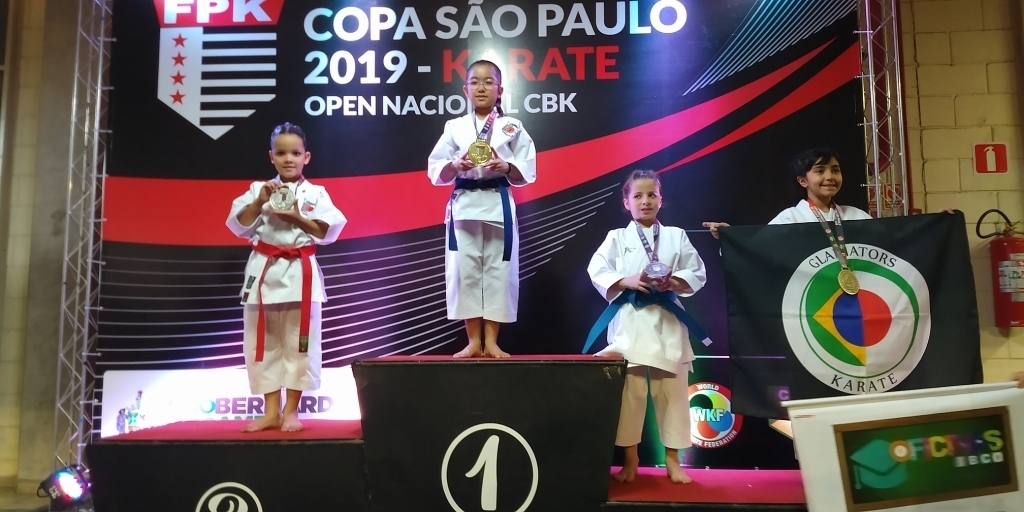 Emily em 1º e Lorena em 2º no pódio do Katá Sub-12