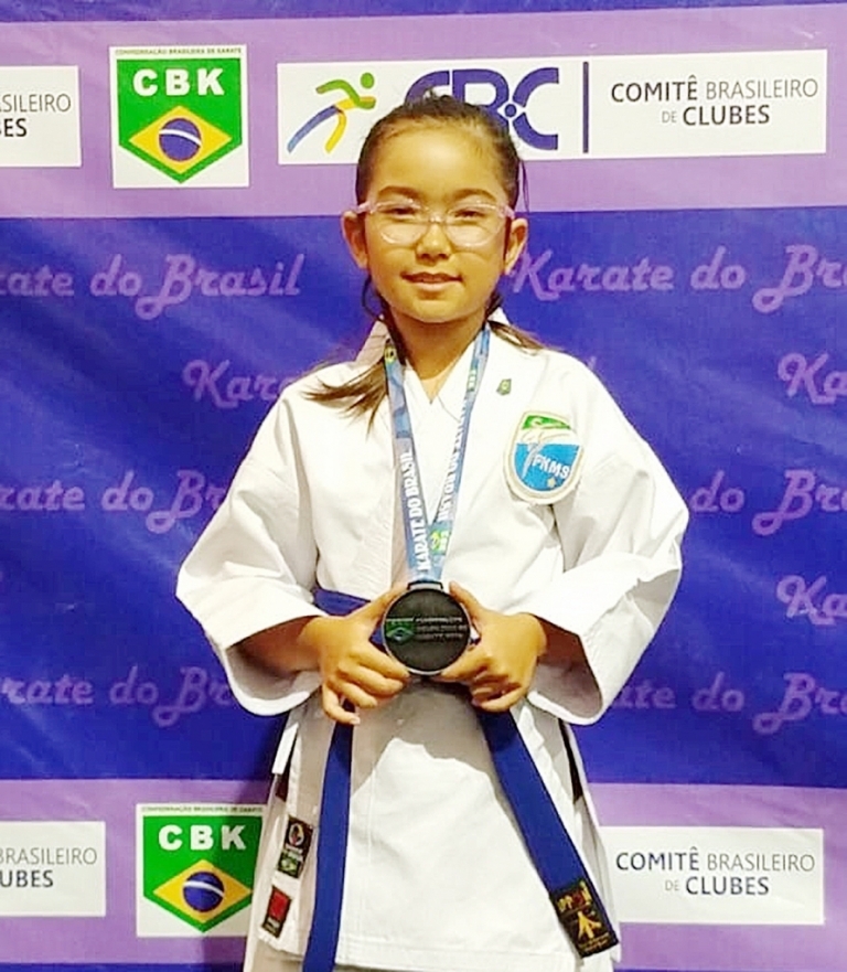 Emily Sayuri com a medalha de prata conquistada