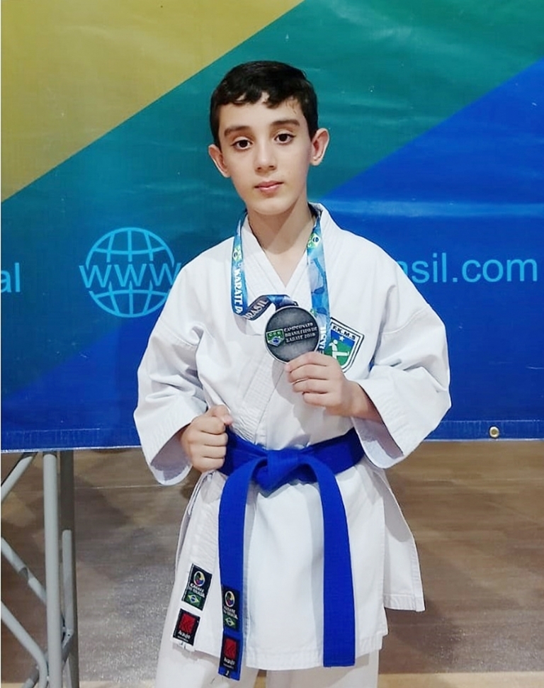 Arthur Lima com a medalha de prata conquistada