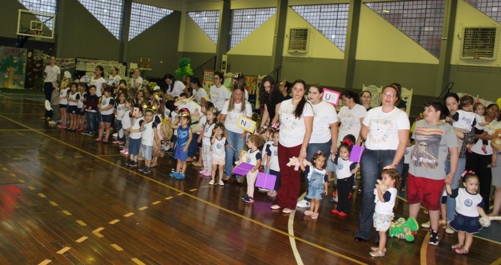 Os alunos cantaram o Hino Nacional e o Hino de Jales para dar início ao evento