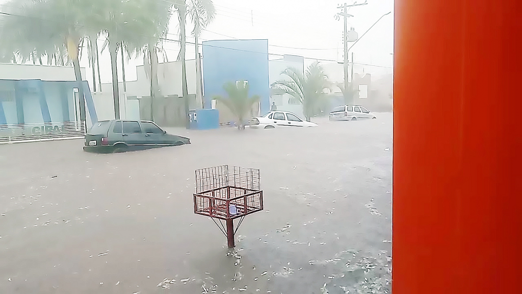 A forte chuva causou estragos em automóveis e estabelecimentos na cidade de Urânia