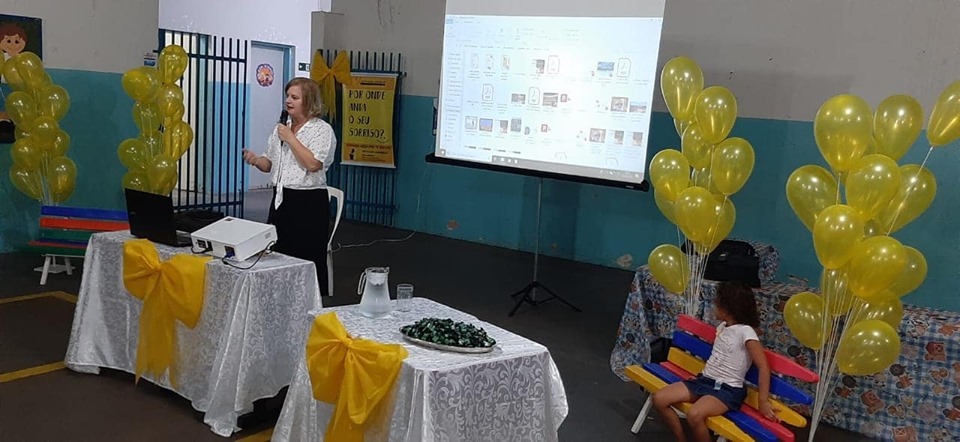No dia 9, Jane Maiolo conduziu os trabalhos na Escola Municipal Oswaldo Soler