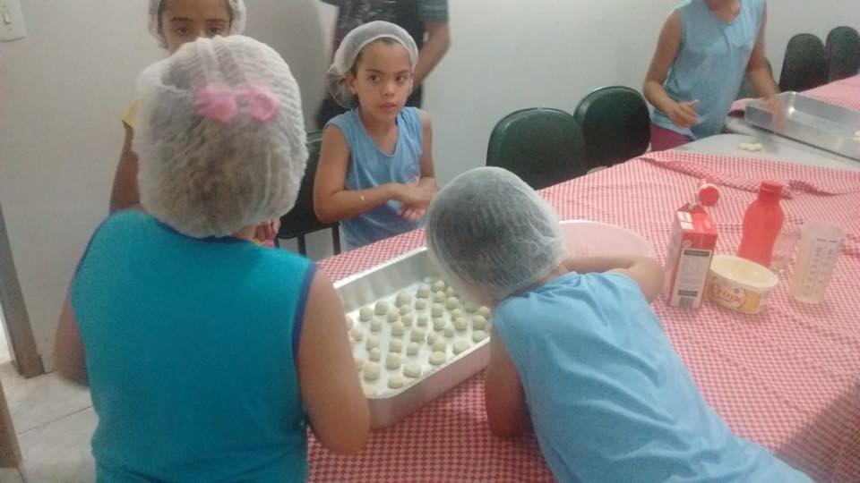As crianças colocaram a mão na massa com as receitas dos avós