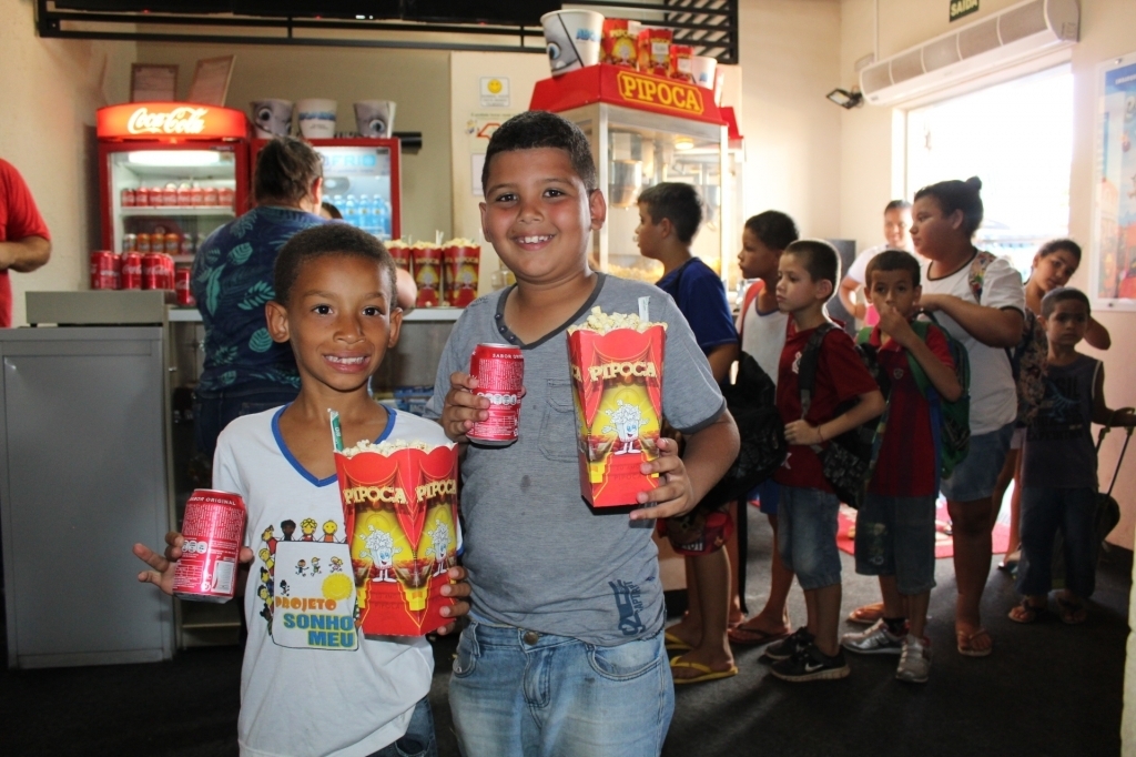 Logo na entrada, as crianças ganharam pipoca e refrigerante para acompanhar a sessão