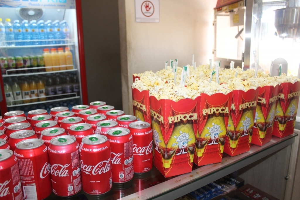 Refrigerante e pipoca foram servidos para os pequenos espectadores