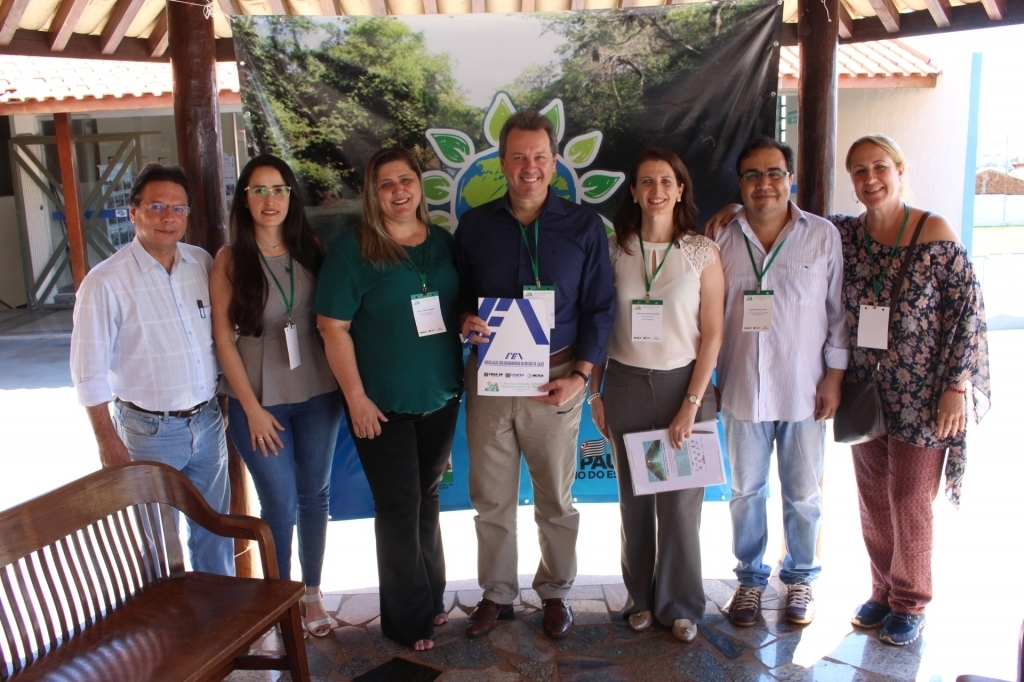 Prefeito Flá ao lado de autoridades participantes do Encontro de Educação Ambiental em Recursos hídricos