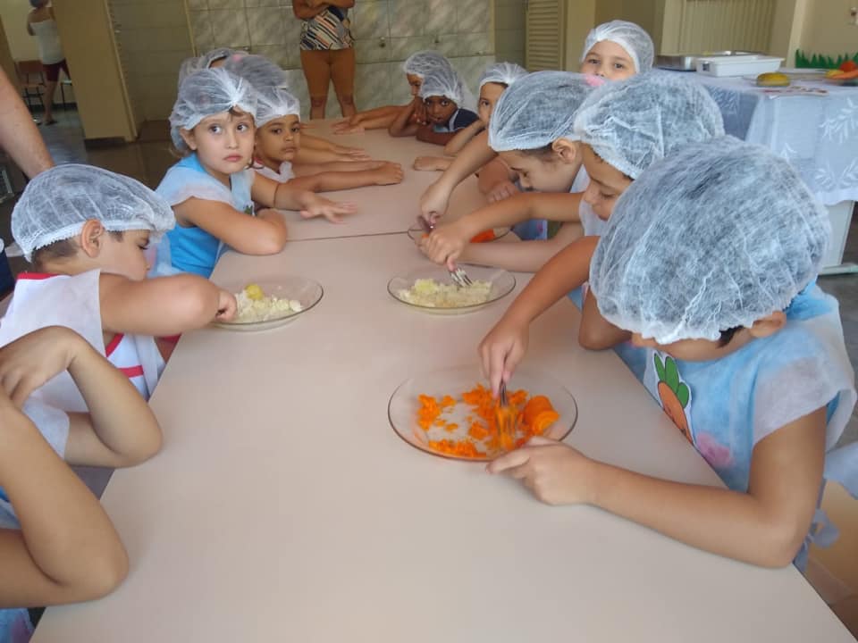 Os estudantes colocaram a mão na massa para fazerem a receita de escondidinho de batata